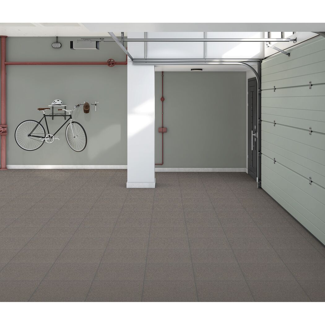 Garage mit grauen Fliesen und Fahrrad an der Wand