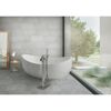 Modernes Badezimmer mit freistehender Badewanne