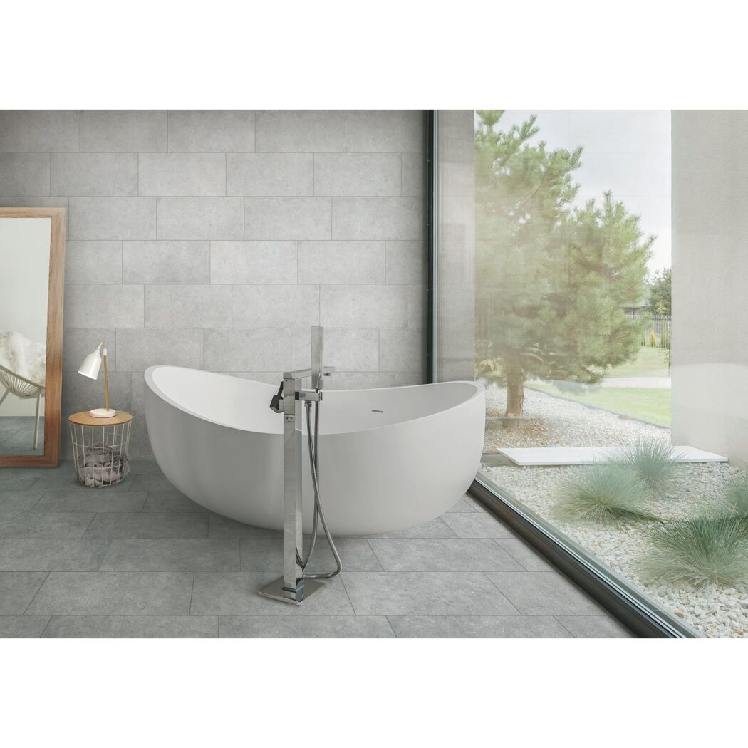 Modernes Badezimmer mit freistehender Badewanne