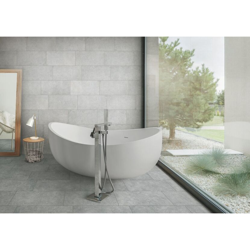 Modernes Badezimmer mit freistehender Badewanne