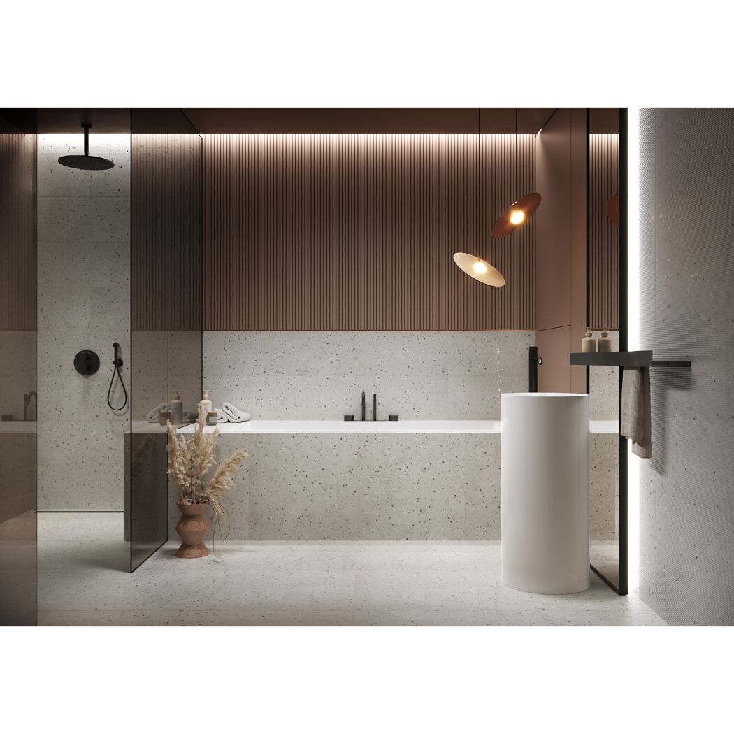 Modernes Badezimmer mit Badewanne, Dusche und Waschbecken