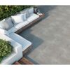 Graue Fliesen auf einer Terrasse mit Lounge-Möbeln