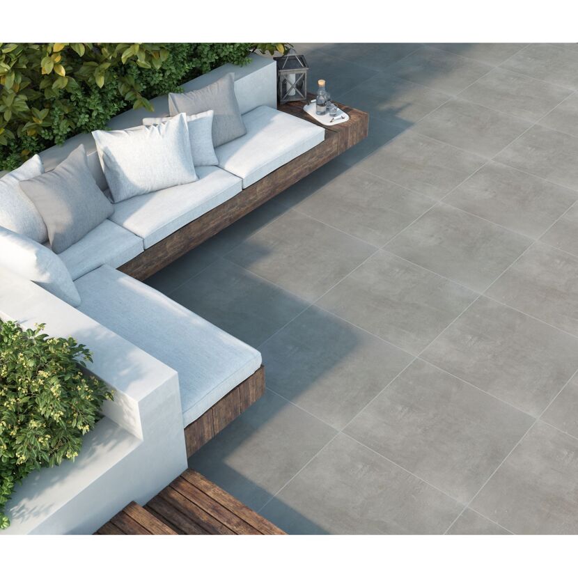 Graue Fliesen auf einer Terrasse mit Lounge-Möbeln