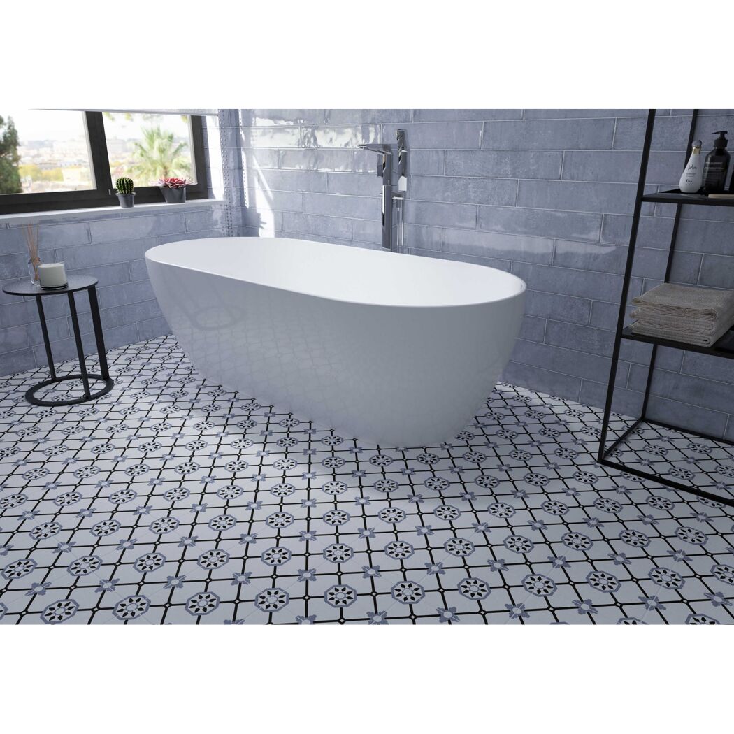 Badezimmer mit weißer Badewanne und gemusterten Fliesen