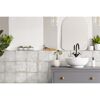 Modernes Badezimmer mit Fliesen in Beige