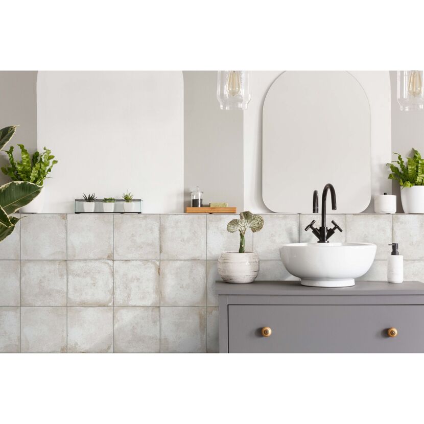 Modernes Badezimmer mit Fliesen in Beige