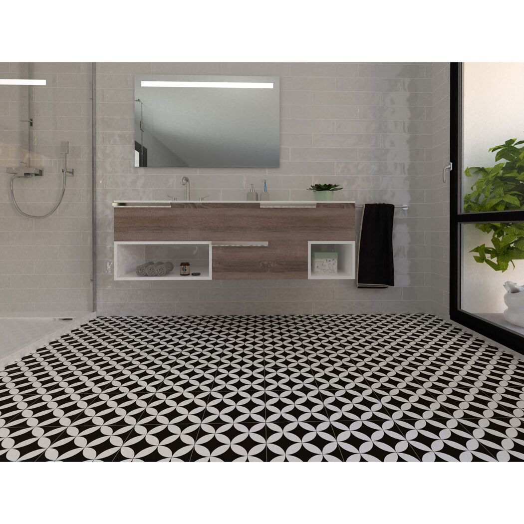 Badezimmer mit schwarz-weißem Fliesenboden