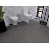 Modernes Badezimmer mit grauen Bodenfliesen