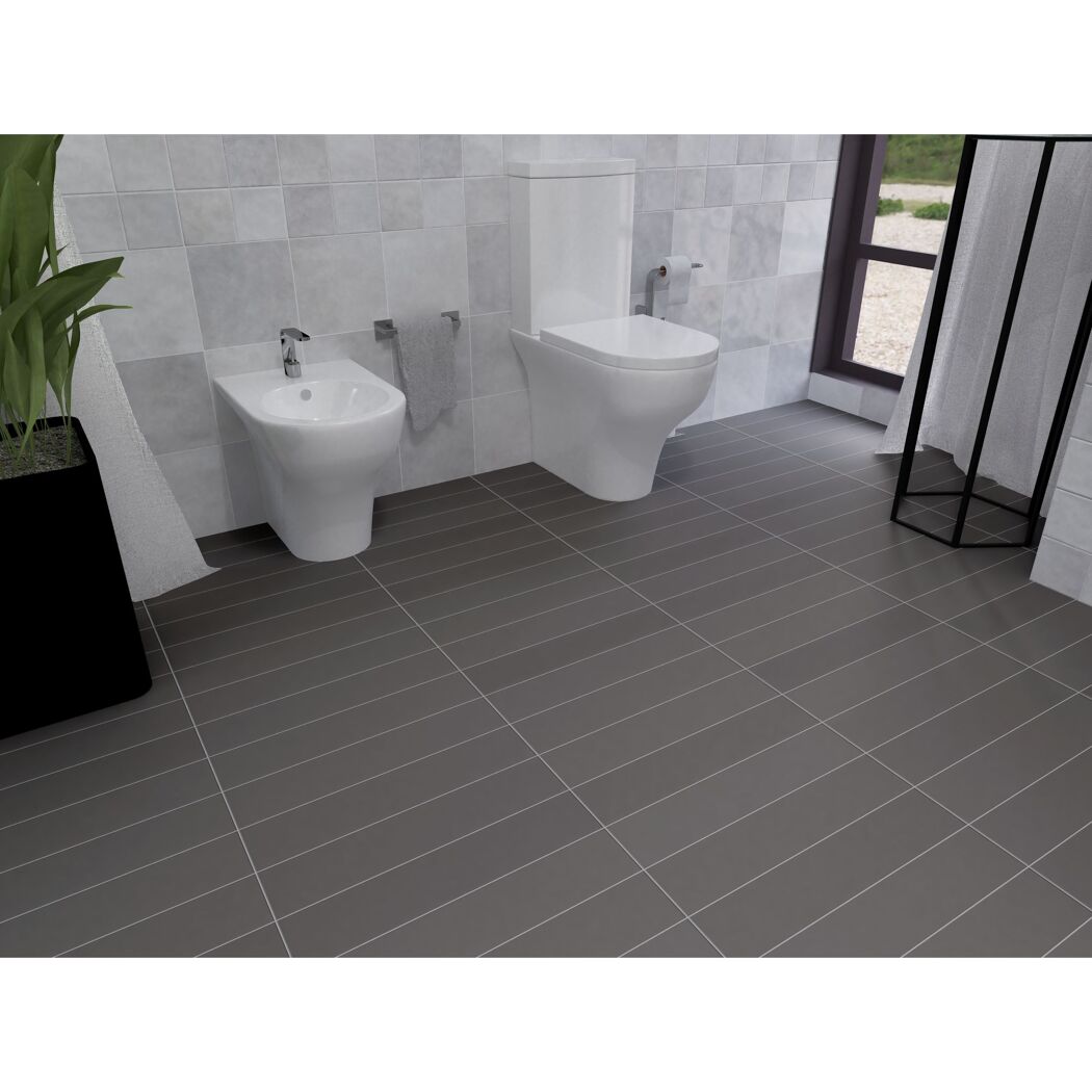 Modernes Badezimmer mit grauen Bodenfliesen