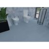 Badezimmer mit hellblauen Fliesen und weißen Armaturen