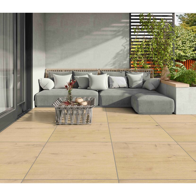 Beige Fliesen in Holzoptik auf einer Terrasse