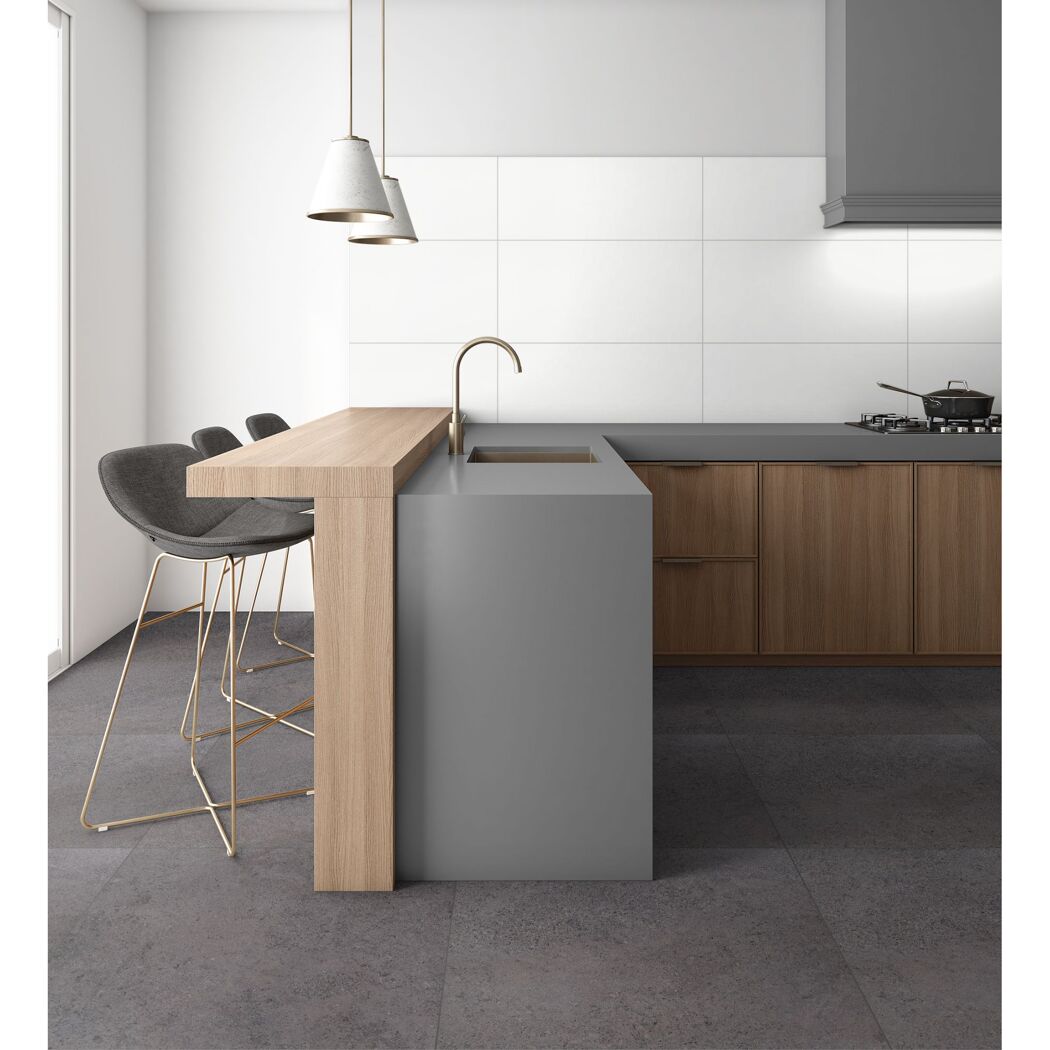 Moderne Küche mit Barhockern und grauen Fliesen