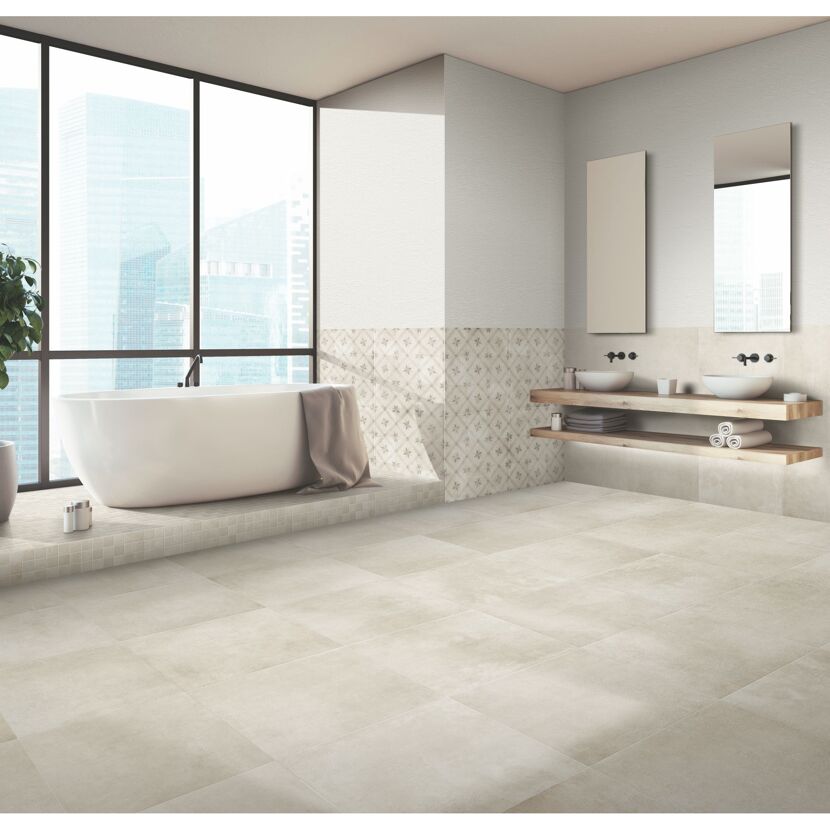 Helles Badezimmer mit freistehender Badewanne