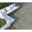 Graue Bodenfliesen auf Terrasse mit Gartenmöbeln