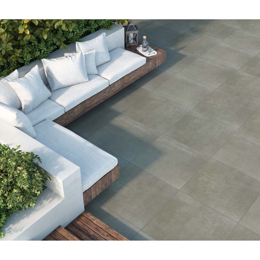 Graue Bodenfliesen auf Terrasse mit Gartenmöbeln