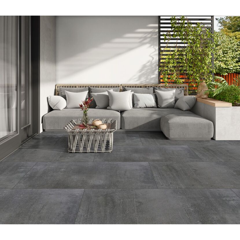 Gepflasterte Terrasse mit Lounge-Ecke