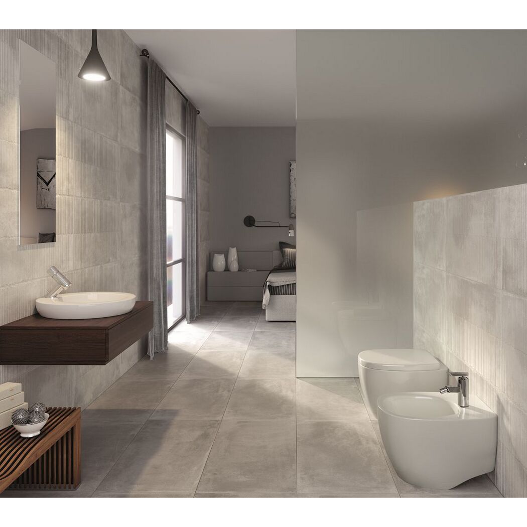 Modernes Badezimmer mit grauen Fliesen