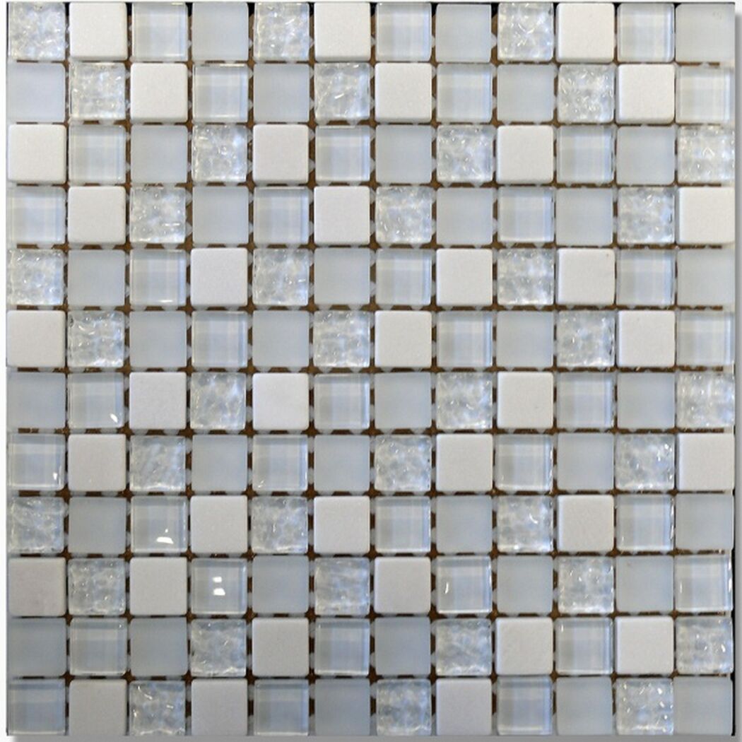 Weiße und hellgraue Mosaikfliesen