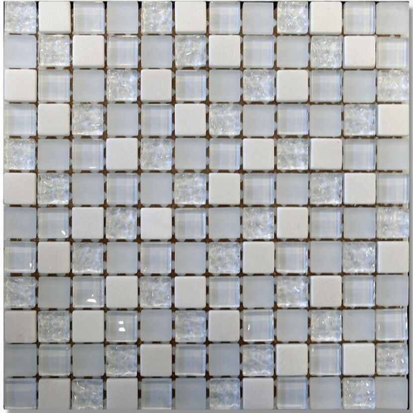 Weiße und hellgraue Mosaikfliesen