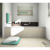 Modernes Badezimmer mit Badewanne, Handtüchern und Deko-Bild.