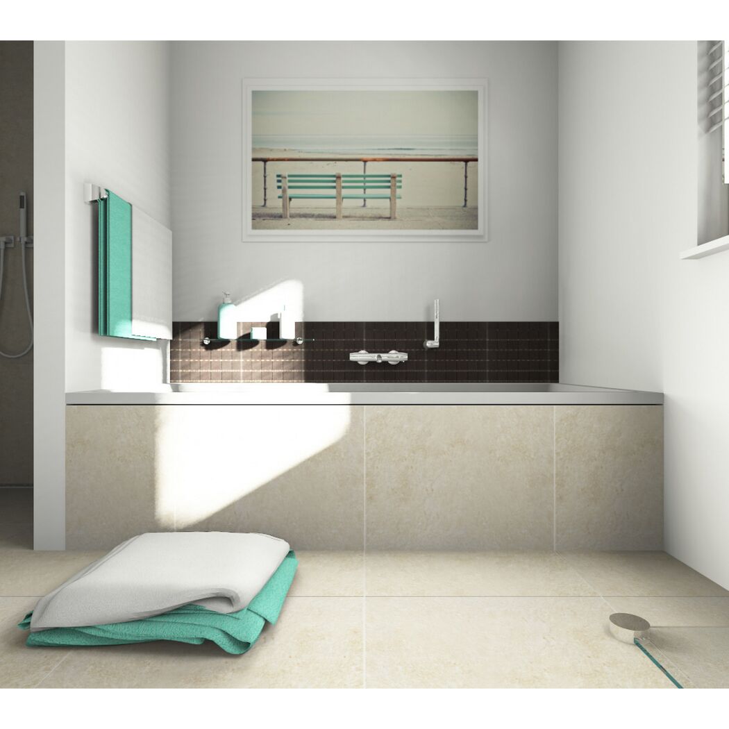 Modernes Badezimmer mit Badewanne, Handtüchern und Deko-Bild.
