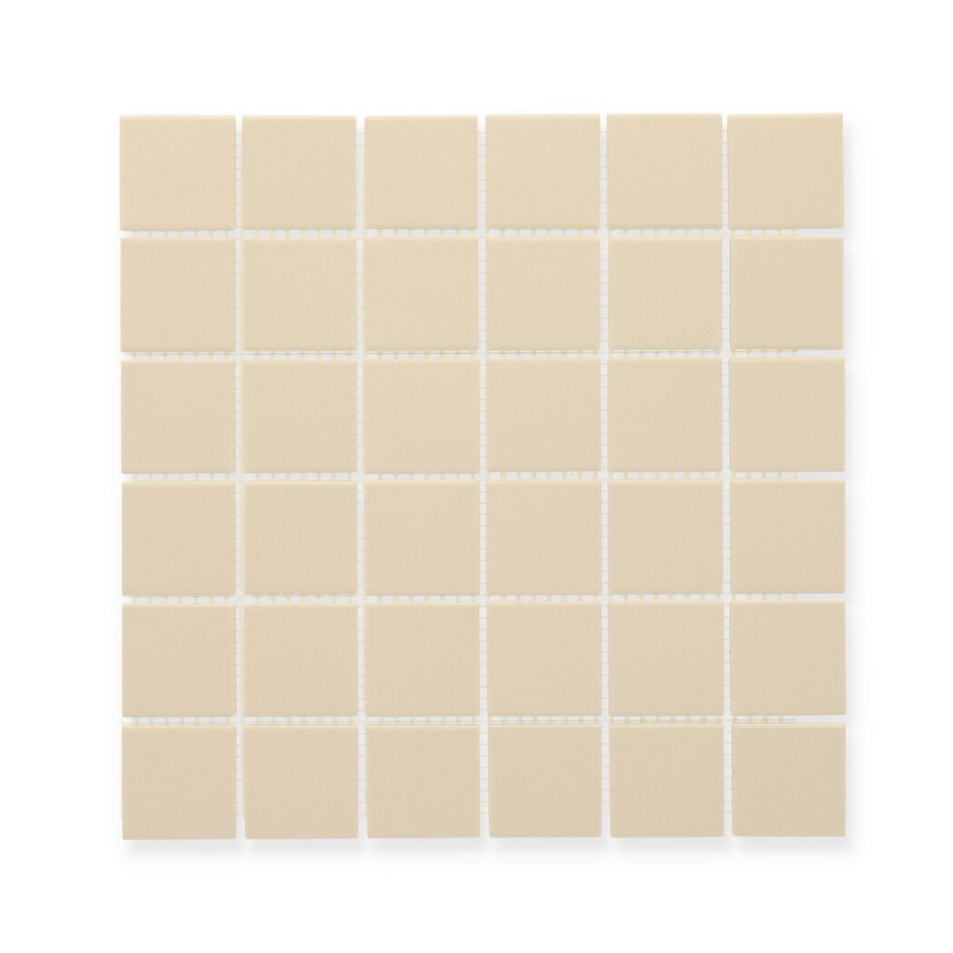 Beige Mosaikfliesen auf Trägermatte