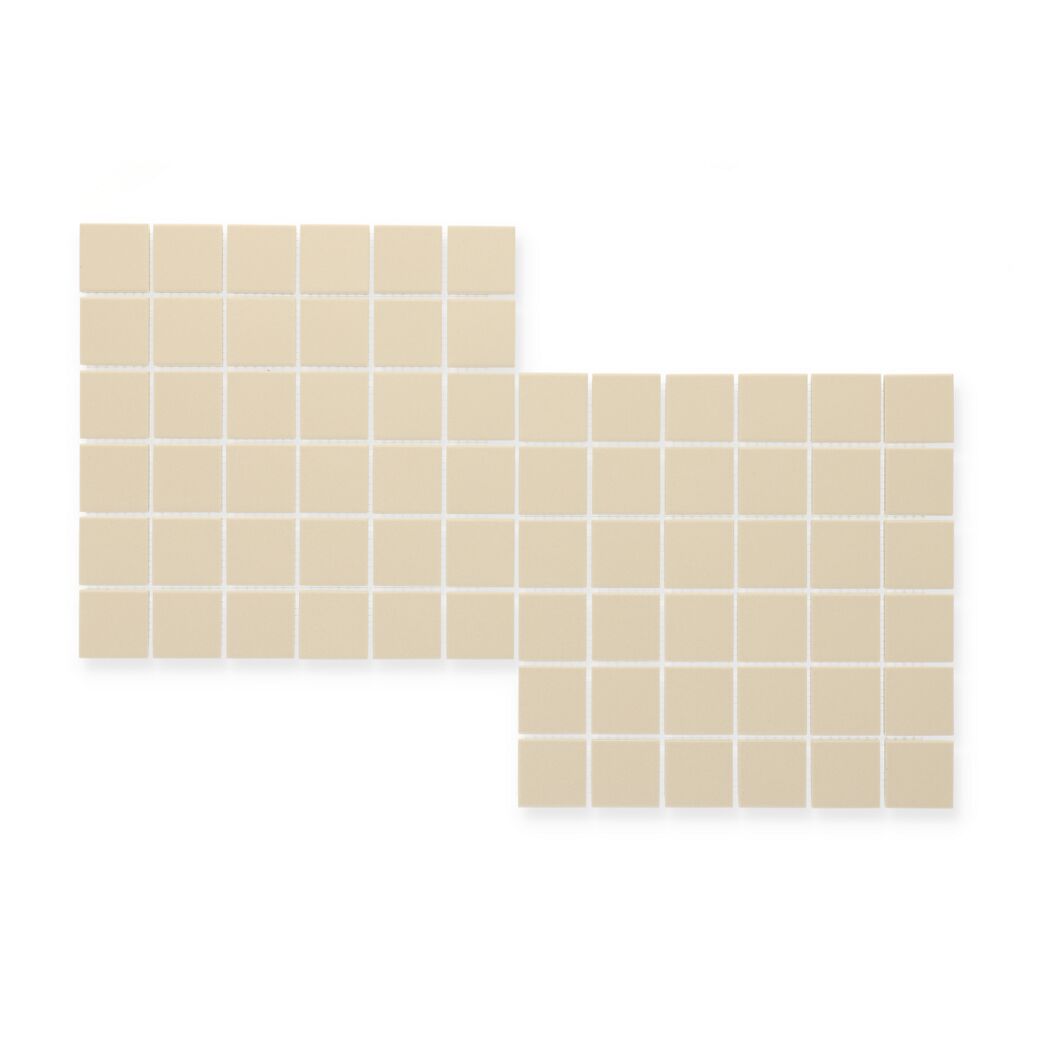 Beige Mosaikfliesen auf weißem Hintergrund