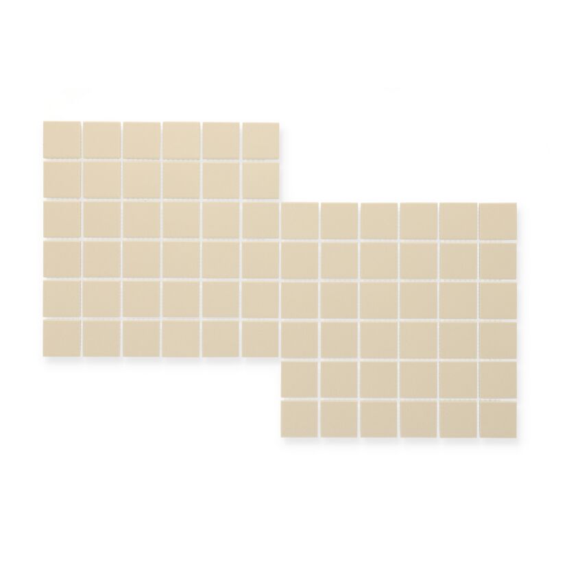 Beige Mosaikfliesen auf weißem Hintergrund