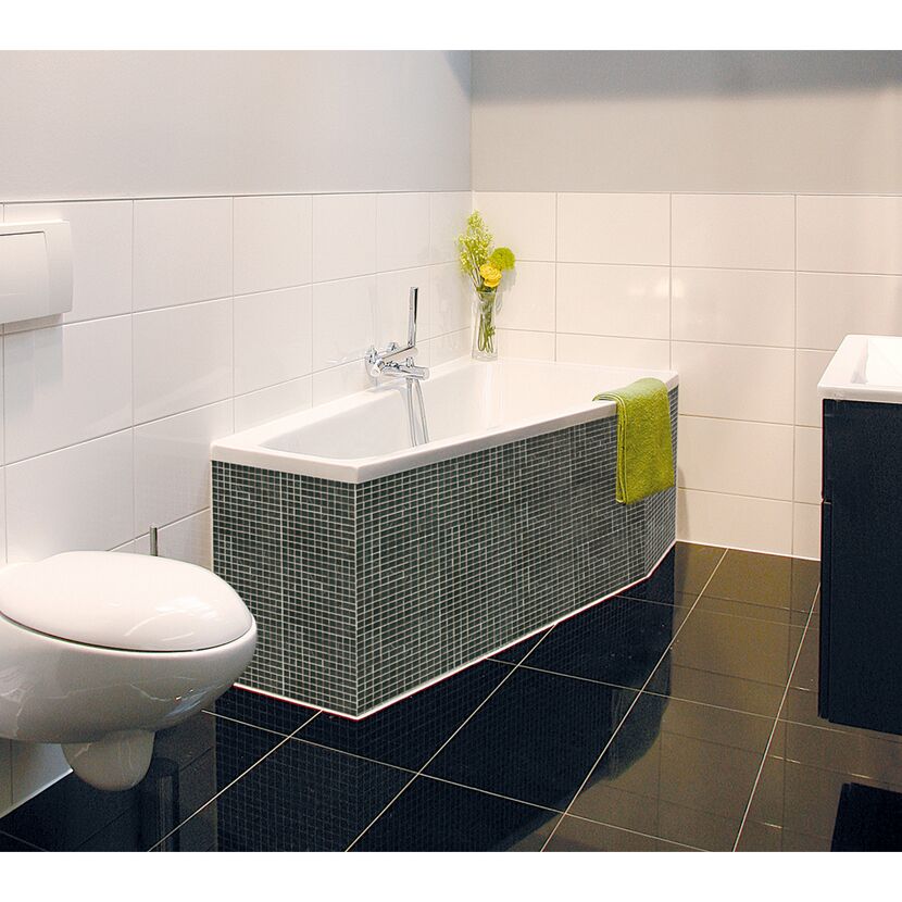 Badezimmer mit weißer Badewanne, WC und Waschbecken