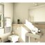 Helles Badezimmer mit Toilette, Waschbecken und Handtuchwärmer.