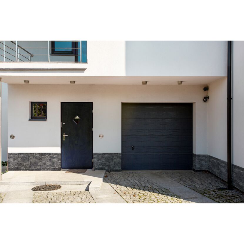 Hausfassade mit Garage und Eingangstür