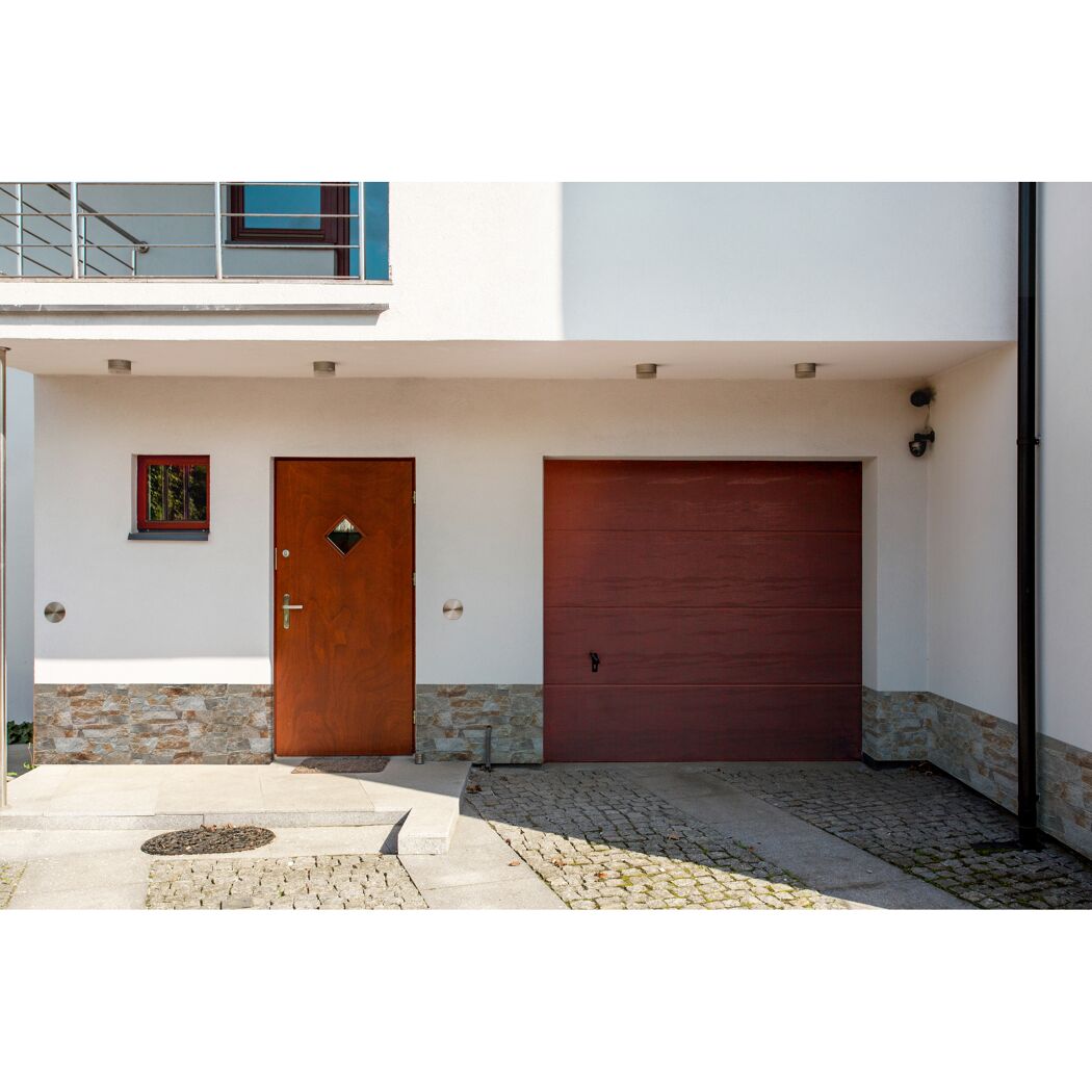 Hausfassade mit Garage und Tür