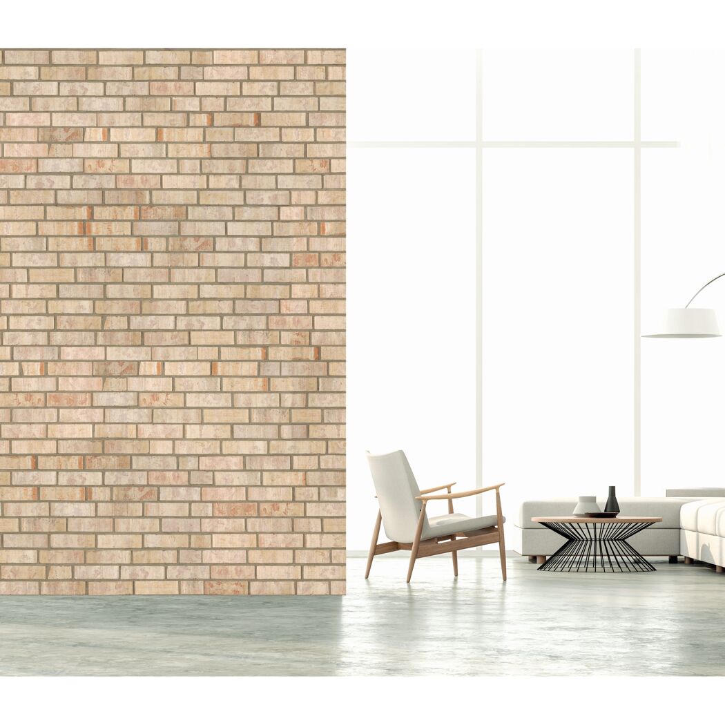 Heller Wohnraum mit Backsteinwand