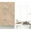 Heller Wohnraum mit Backsteinwand