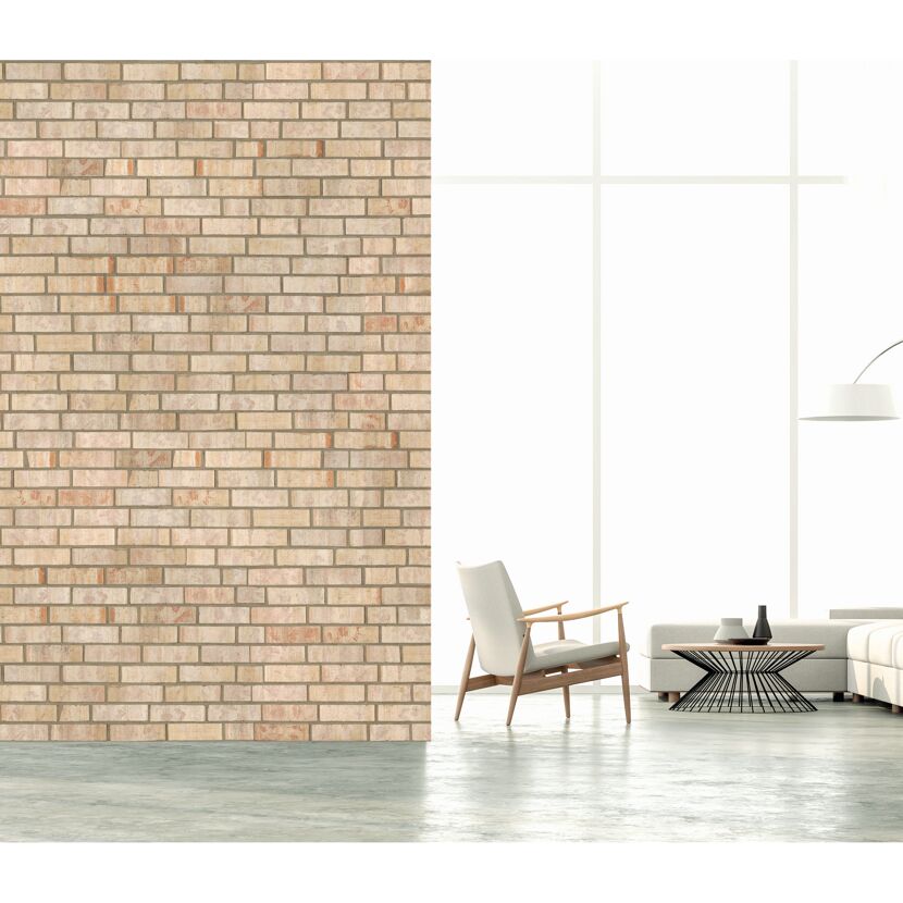 Heller Wohnraum mit Backsteinwand