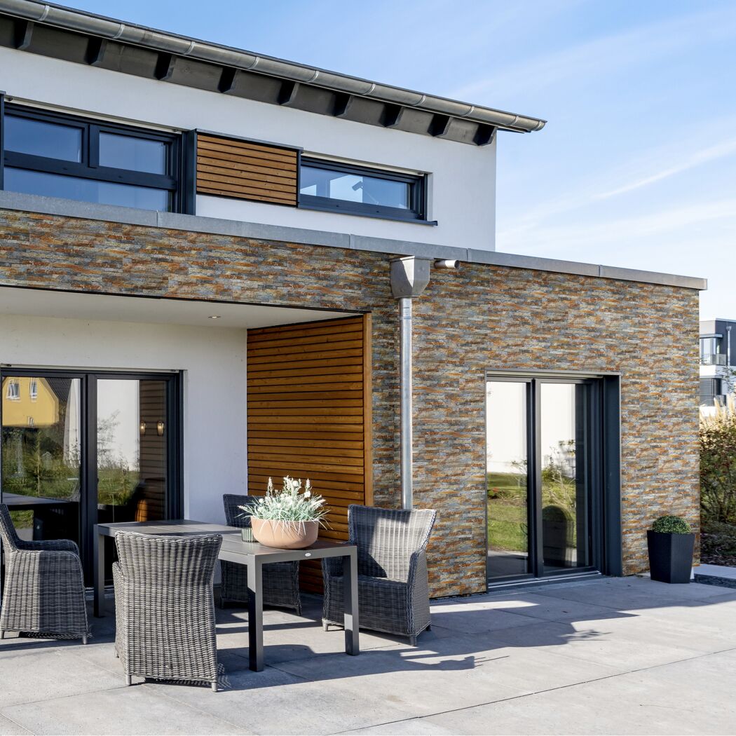 Terrasse mit Steinwand