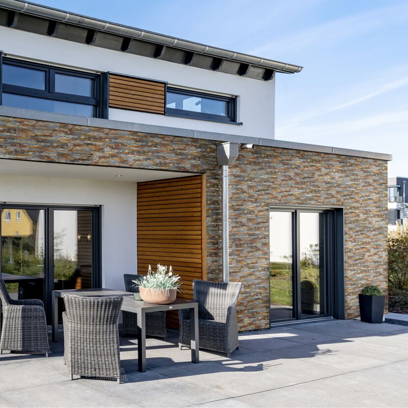 Terrasse mit Steinwand