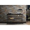 Schwarzes Regal vor Wand mit Steinoptik