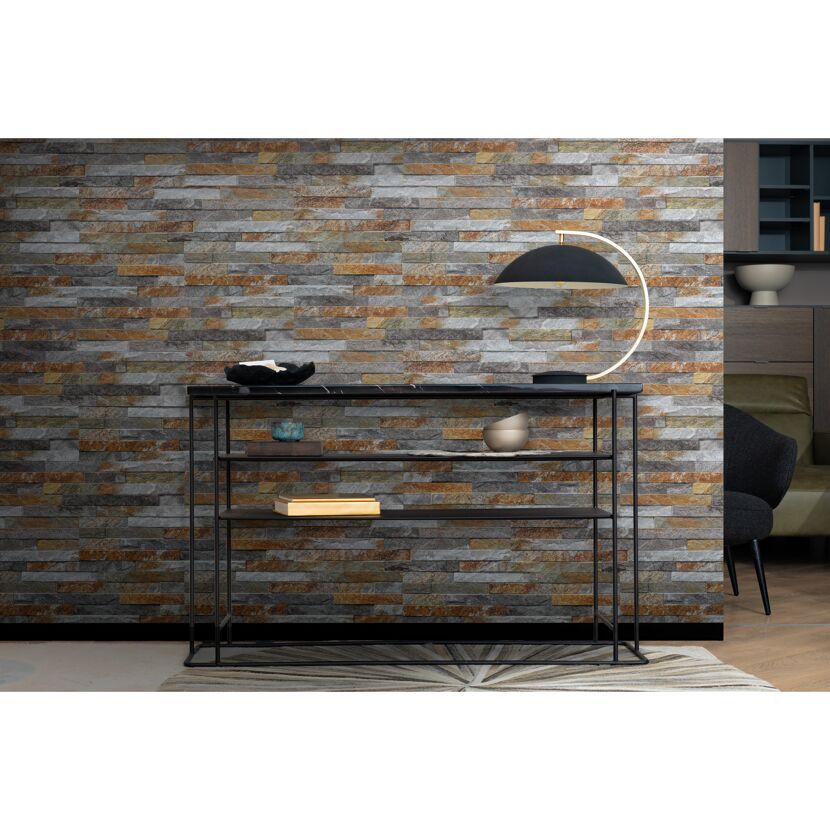 Schwarzes Regal vor Wand mit Steinoptik