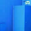 Badezimmer mit blauer Duschwand und Sista Logo.