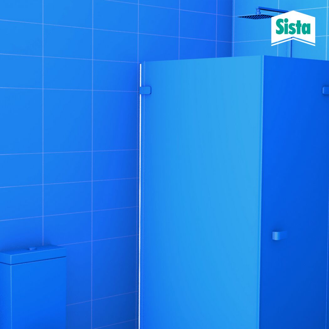 Badezimmer mit blauer Duschwand und Sista Logo.