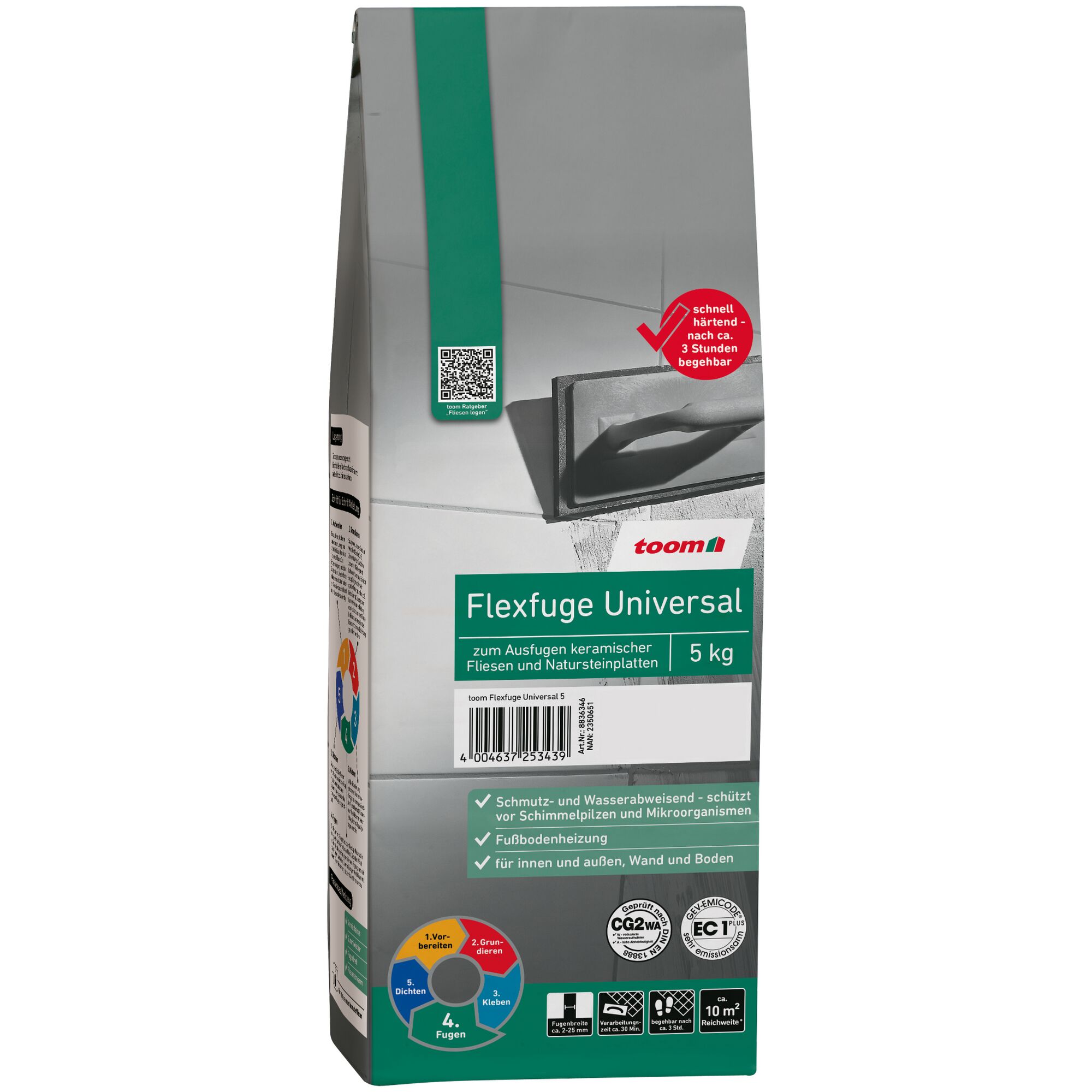 toom Flexfuge Universal 5 kg, Person trägt Fugenmasse auf