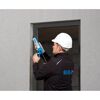 Person trägt Dichtstoff mit Kartuschenpistole auf