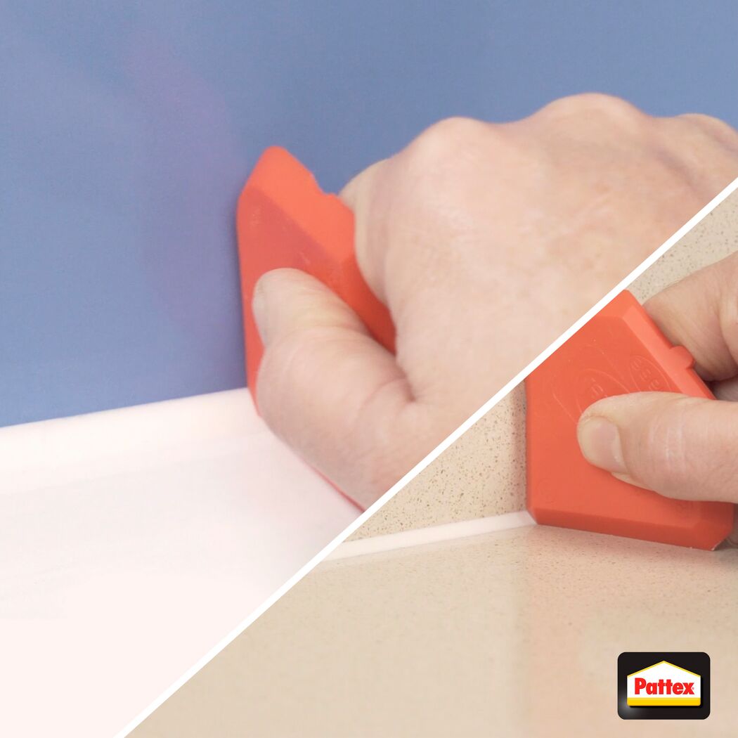 Person verwendet einen Fugenglätter von Pattex.