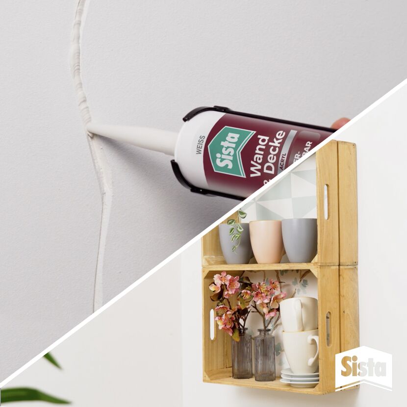 Riss in weißer Wand wird mit Sista Acryl gefüllt. Nach der Reparatur ist eine Holzkiste mit Deko an der Wand zu sehen.