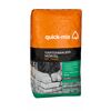 Sack Gartenmauermörtel mit Trass von quick-mix und eine Person baut eine Gartenmauer.