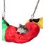 Hamster in einem bunten Hängetunnel