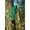 Nistkasten aus Holz mit grünem Dach an Baum