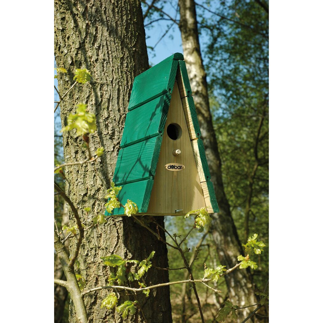 Nistkasten aus Holz mit grünem Dach an Baum