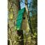 Nistkasten aus Holz mit grünem Dach an Baum